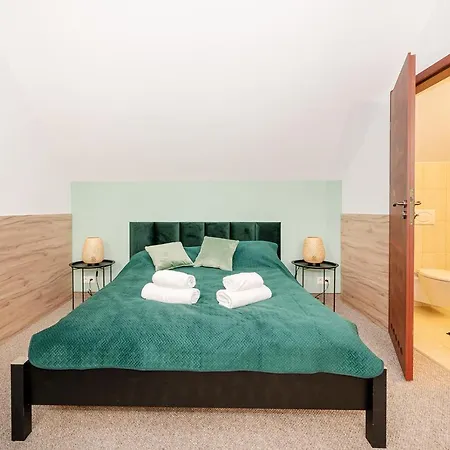 Akacjowa Zatoka - I *