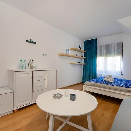 Akacjowa Zatoka - I *